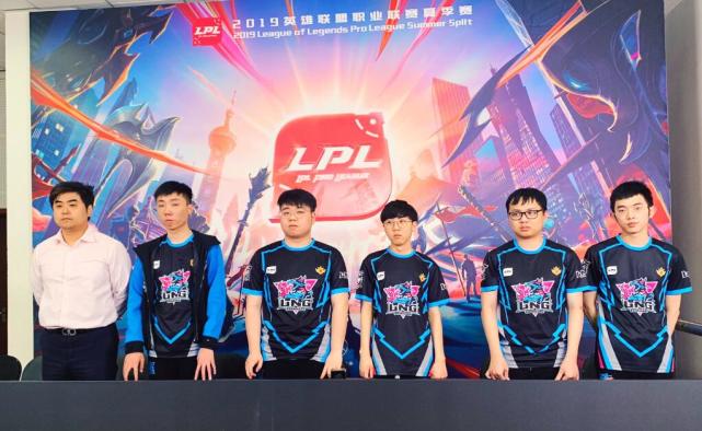 人砥砺前行 人砥砺前行